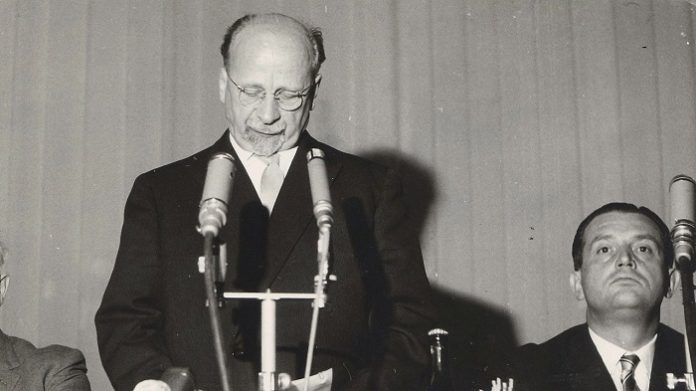 In Anlehnung an den Satz des ehemaligen DDR-Staats- und Parteichef Walter Ulbricht am 15. Juni 1961 