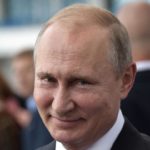 Hat für den Haftbefehl des „Internationalen Strafgerichtshof“ in Den Haag nur ein müdes Lächeln übrig - Russlands Präsident Vladimir Putin.