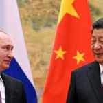 Gute Nachricht für Putin: Mit der Erhöhung seines Verteidigungshaushalts und dem Wechsel der Regierungsmannschaft setzt Xi Jinping deutliche Zeichen - das faktische Bündnis mit Russland wird eher noch enger werden.