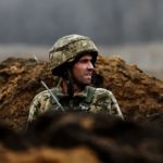 Es sind die einfachen Männer vorne im Schützengraben, die ihr Leben für die Kriege der Politiker lassen: Ein ukrainischer Soldat beobachtet die Front in der Nähe von Bachmut.