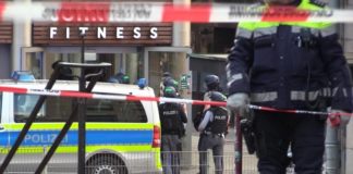 Schwer bewaffnete Polizisten haben den Bereich um das Duisburger Studio abgesperrt.