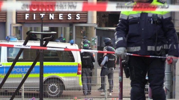 Schwer bewaffnete Polizisten haben den Bereich um das Duisburger Studio abgesperrt.