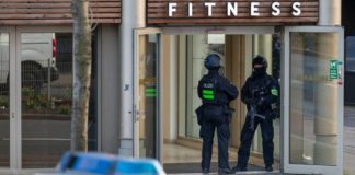 Polizeieinsatz in Duisburg nach einer Messerattacke in einem Fitnesscenter. In großstädtischen Milieus wächst ein multi-kulturelles soziales Prekariat heran, dessen Aktivitäten in der Kriminalitätsstatistik deutlich ablesbar sind.