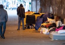 Ein 18-jähriger Nigerianer hat in der Nacht zum Freitag in Düsseldorf auf mehrere Obdachlose uriniert und ein Video davon gemacht.