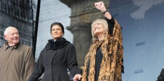Kundgebung der Inititiative Aufstand für Frieden am 25.2.2023 vor dem Brandenburger Tor in Berlin mit den Initiatoren Oskar Lafontaine, Sahra Wagenknecht. und Alice Schwarzer.