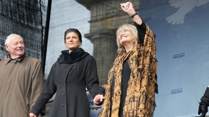 Kundgebung der Inititiative Aufstand für Frieden am 25.2.2023 vor dem Brandenburger Tor in Berlin mit den Initiatoren Oskar Lafontaine, Sahra Wagenknecht. und Alice Schwarzer.