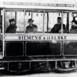 Eine von vielen deutschen Erfindungen: Die 4,3 Meter lange erste elektrische Straßen­bahn von Werner von Siemens nahm am 16. Mai 1881 die Fahrt auf und verkehrte in Berlin zwischen den Stationen Lichterfelde und Kadettenanstalt mit einer Geschwindig­keit von 20 km/h.