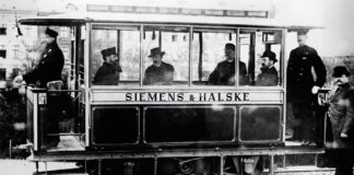 Eine von vielen deutschen Erfindungen: Die 4,3 Meter lange erste elektrische Straßen­bahn von Werner von Siemens nahm am 16. Mai 1881 die Fahrt auf und verkehrte in Berlin zwischen den Stationen Lichterfelde und Kadettenanstalt mit einer Geschwindig­keit von 20 km/h.