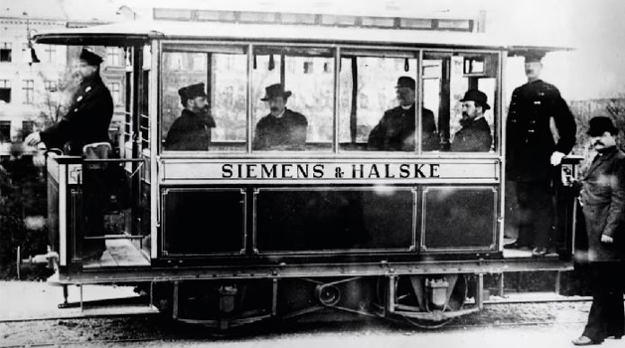 Eine von vielen deutschen Erfindungen: Die 4,3 Meter lange erste elektrische Straßen­bahn von Werner von Siemens nahm am 16. Mai 1881 die Fahrt auf und verkehrte in Berlin zwischen den Stationen Lichterfelde und Kadettenanstalt mit einer Geschwindig­keit von 20 km/h.