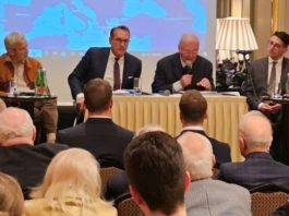 Am 6. April diskutierte eine hochrangig besetzte Konferenz, unter anderem mit Österreichs Ex-Vize-Kanzler HC Strache (2.v.l.), im Hotel Bristol in Wien über die „Energiesicherheit Europas und die Krise im Südkaukasus“.