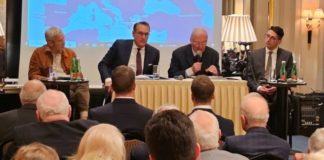 Am 6. April diskutierte eine hochrangig besetzte Konferenz, unter anderem mit Österreichs Ex-Vize-Kanzler HC Strache (2.v.l.), im Hotel Bristol in Wien über die „Energiesicherheit Europas und die Krise im Südkaukasus“.