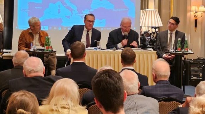 Am 6. April diskutierte eine hochrangig besetzte Konferenz, unter anderem mit Österreichs Ex-Vize-Kanzler HC Strache (2.v.l.), im Hotel Bristol in Wien über die „Energiesicherheit Europas und die Krise im Südkaukasus“.