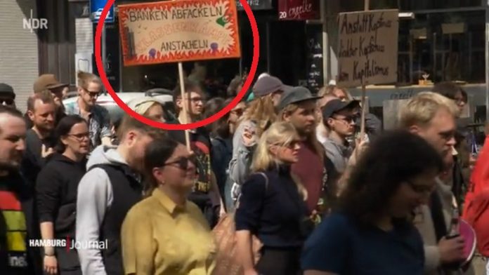 Klarer Aufruf zur Gewalt: „Banken abfackeln. Klassenkampf anstacheln“, heißt es unumwunden auf einem Plakat eines Demonstranten (rot umrandet). Warum wird das vom NDR nicht beanstandet?