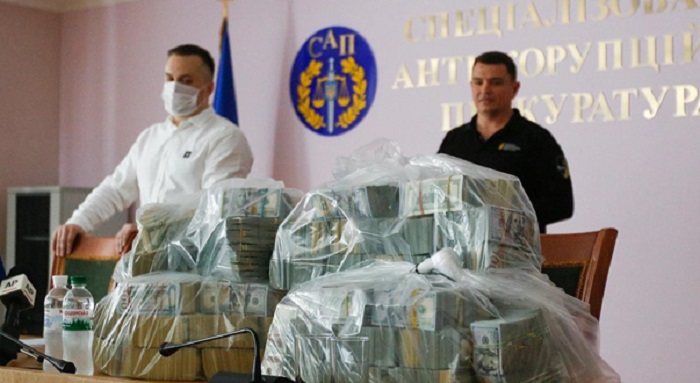 Die ukrainischen Anti-Korruptions-Behörden zeigen Stapel von US-Währung im Wert von 6 Millionen Dollar mutmaßlicher Bestechungsgelder, um die die Ermittlungen gegen den Gründer des Erdgasunternehmens Burisma einzustellen.