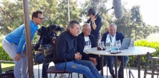 Die drei Ex-HSV-Spieler Manfred Kaltz, Bernd Wehmeyer und Felix Magath zusammen mit NDR-Sportredakteur Michael Maske (l.) in Athen.