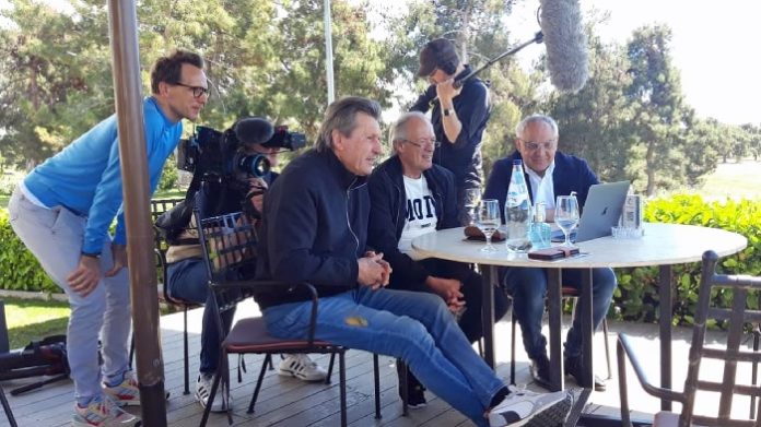 Die drei Ex-HSV-Spieler Manfred Kaltz, Bernd Wehmeyer und Felix Magath zusammen mit NDR-Sportredakteur Michael Maske (l.) in Athen.