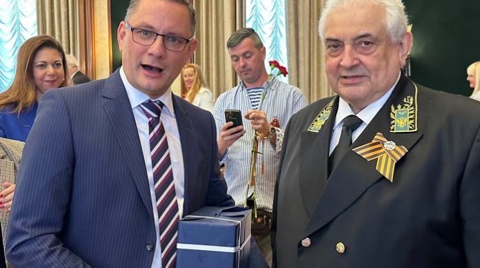 Der AfD-Vorsitzende Tino Chrupalla überreichte am Dienstag dem russischen Botschafter in Deutschland, Sergej Netschajew, ein Geschenk.