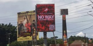 Gut sichtbar hängen in zahlreichen afrikanischen Ländern die "No way"-Plakate der Identitären Bewegung.
