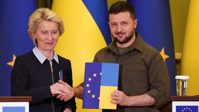 Ursula von der Leyen besucht gerade einmal mehr Selensky in Kiew, um ihn zum Durchhalten zu ermutigen.