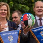Bundesinnenministerin Nancy Faeser hat angekündigt, die Fußball-Europameisterschaft in Deutschland 2024 zum Gegenentwurf zur WM in Katar mit den neudeutschen Schwerpunkten Menschenrechte und Nachhaltigkeit machen zu wollen.