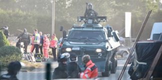 Am frühen Donnerstagmorgen, um sechs Uhr, hatten schwer bewaffnete Polizeikräfte mit dem Polizei-Panzerwagen „Survivor“, unterstützt von zahlreichen Spezialeinsatzkräften, ein Villenareal in Fredenbeck im Kreis Stade gestürmt.