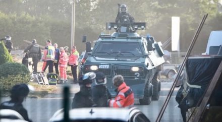 Am frühen Donnerstagmorgen, um sechs Uhr, hatten schwer bewaffnete Polizeikräfte mit dem Polizei-Panzerwagen „Survivor“, unterstützt von zahlreichen Spezialeinsatzkräften, ein Villenareal in Fredenbeck im Kreis Stade gestürmt.