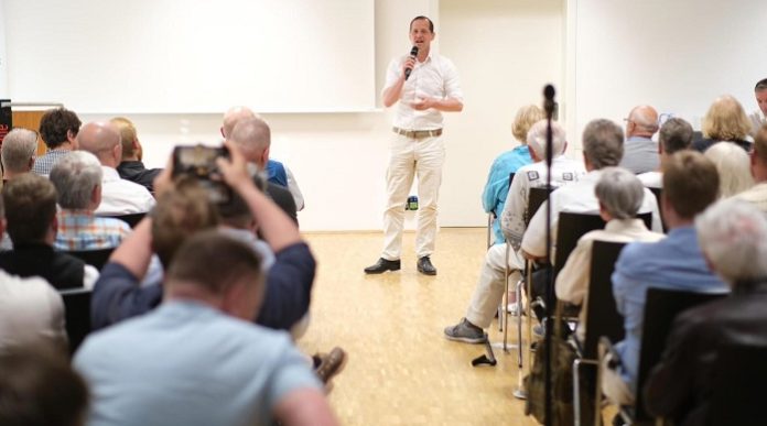 Mit einem neuen Format ist es der AfD/NRW-Landtagsfraktion in Siegen gelungen, viele normale Bürger in eine Versammlung zu bekommen. Der Saal war bis auf den letzten Platz besetzt und es herrschte eine tolle Stimmung (Foto: MdB Roger Beckamp bei seinem Vortrag).