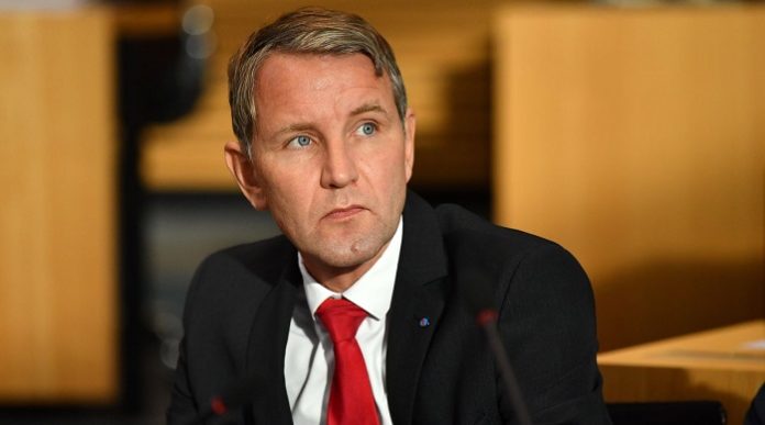 Es ist völlig absurd und lächerlich, dass ein deutscher Politiker wie Björn Höcke nicht bekennen dürfen soll, alles für Deutschland zu tun. Das muss er nämlich, wenn er seine Aufgabe ernst nimmt.