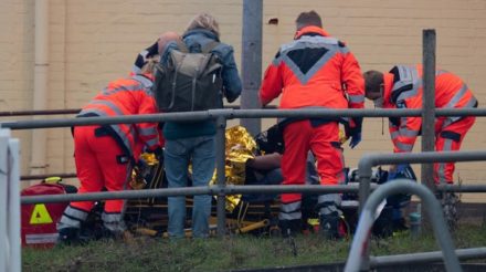 Ein weiteres Opfer des Messerangriffs von Brokstedt, die lebensbedrohlich verletzte 54-Jährige Frau aus Schleswig-Holstein, nahm sich fünf Monate nach der Tat von Ibrahim A. selbst das Leben (Einsatzkräfte vom Rettungsdienst am 25. Januar am Bahnhof Brokstedt).