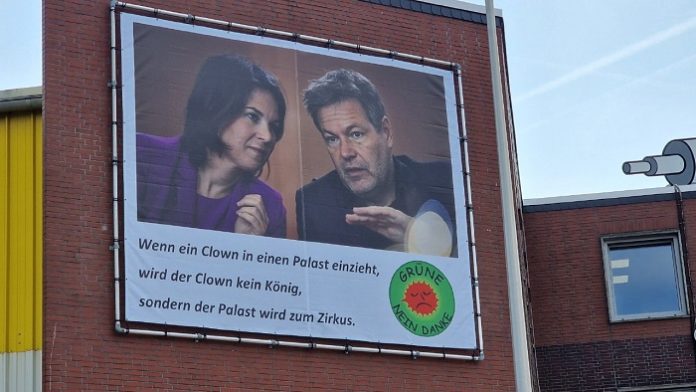 Ein mittelständischer deutscher Unternehmer hat dieses Plakat an der Fassade seines Betriebs angebracht.