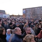 Der Widerstand der Greifswalder (hier bei einer Protestveranstaltung vor der Greifswalder Caspar-David-Friedrich-Schule) hat sich gelohnt: Die Einwohner stimmten am Sonntag 65 Prozent gegen eine Flächen-Verpachtung für Flüchtlingscontainer.