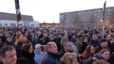 Der Widerstand der Greifswalder (hier bei einer Protestveranstaltung vor der Greifswalder Caspar-David-Friedrich-Schule) hat sich gelohnt: Die Einwohner stimmten am Sonntag 65 Prozent gegen eine Flächen-Verpachtung für Flüchtlingscontainer.