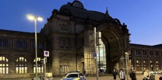 Am Nürnberger Hauptbahnhof, der als einer der gefährlichsten Bahnhöfe in Deutschland gilt, griff am Dienstagabend ein Syrer unter "Allahu Akbar"-Rufen mehrere Polizisten an.