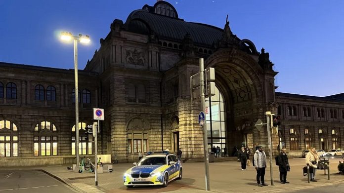 Am Nürnberger Hauptbahnhof, der als einer der gefährlichsten Bahnhöfe in Deutschland gilt, griff am Dienstagabend ein Syrer unter 