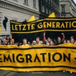 Wenn die Masseneinwanderung nicht gestoppt wird, wird sie innerhalb einer Generation die Sozialsysteme und das Gesundheitswesen sprengen und alle Großstädte in Kriminalitätsbrennpunkte verwandeln (Foto: Rechte Demo für Remigration Ende Juli in Wien).