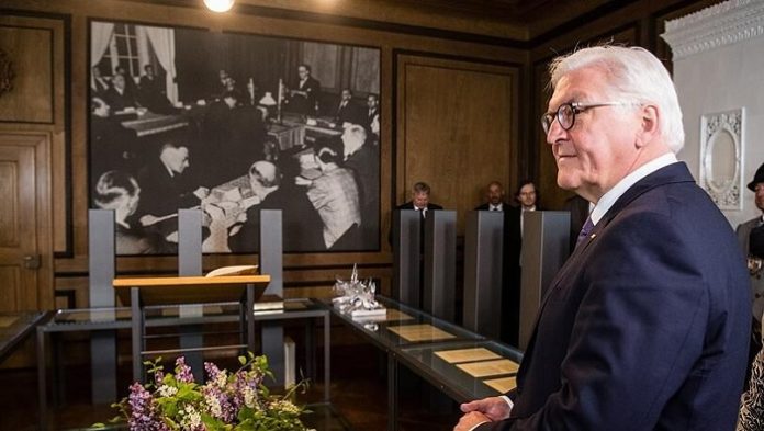 Bundespräsident Frank Walter Steinmeier bei den Feiern zum 75. Jahrestag des Verfassungskonvents in Herrenchiemsee: „Kein mündiger Wähler kann sich auf mildernde Umstände herausreden, wenn er sehenden Auges politische Kräfte stärkt, die zur Verrohung unserer Gesellschaft und zur Aushöhlung der freiheitlichen Demokratie beitragen.“