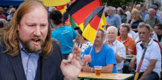 Anton Hofreiter hat die AfD eine "Truppe von Landesverrätern" genannt, die "nicht im Interesse unseres Landes, sondern im Interesse gegnerischer Mächte" handelt.