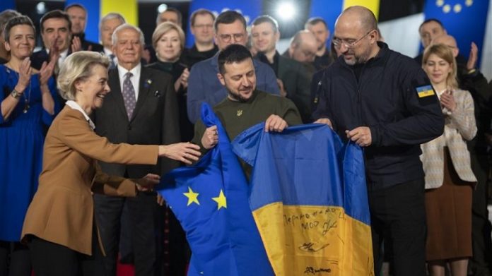 Die EU-Kommission, die bestimmenden angelsächsischen Finanzmächte und die Oligarchenclique der Ukraine träumen von einer baldigen EU-Mitgliedschaft.