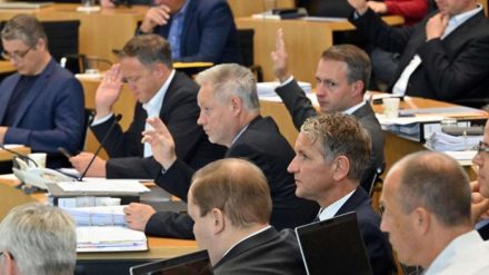 Bröckelt nun doch die "Brandmauer gegen Rechts"? Die Opposition hat am Donnerstag in Thüringen erstmals eine Steuersenkung durchgesetzt – mithilfe von AfD-Stimmen.