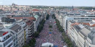 Tausende Menschen haben Sonnabend auf dem Prager Wenzelsplatz gegen die tschechische Mitte-Rechts-Regierung unter Premierminister Petr Fiala demonstriert. Unter dem Motto "Tschechien gegen die Regierung" zogen die Teilnehmer der Kundgebung im Anschluss durch die Innenstadt.