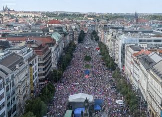 Tausende Menschen haben Sonnabend auf dem Prager Wenzelsplatz gegen die tschechische Mitte-Rechts-Regierung unter Premierminister Petr Fiala demonstriert. Unter dem Motto "Tschechien gegen die Regierung" zogen die Teilnehmer der Kundgebung im Anschluss durch die Innenstadt.