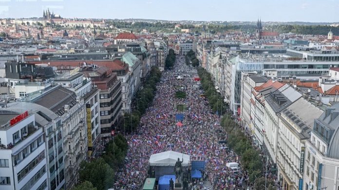 Tausende Menschen haben Sonnabend auf dem Prager Wenzelsplatz gegen die tschechische Mitte-Rechts-Regierung unter Premierminister Petr Fiala demonstriert. Unter dem Motto 