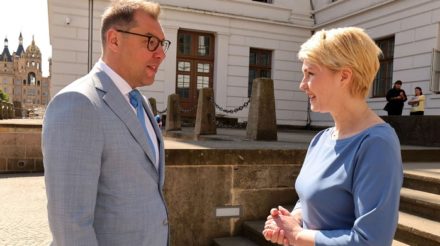 An diesem Freitag besuchen Ministerpräsidentin Manuela Schwesig (SPD) und der ukrainische Botschafter Oleksi Makejew Stralsund. Um 16:30 Uhr ruft ein linkes Friedensbündnis zur Demonstration vor dem Rathaus unter dem Motto „Für Frieden gegen Krieg“ auf.