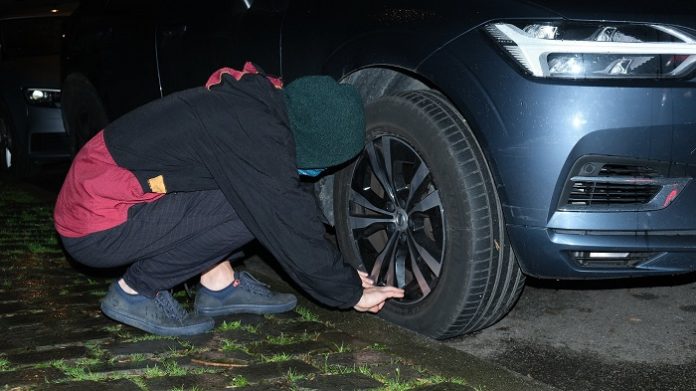 Klimaaterroristen der Gruppe „Tyre Extinguishers“ haben diesmal in Berlin-Pankow zugeschlagen. Autos sind reihenweise fahruntauglich.