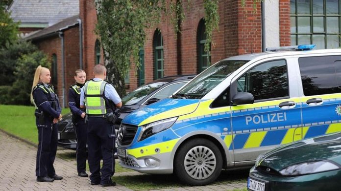Polizeipräsenz am umstrittenen Museum Zeche Zollern in Dortmund, wo samstags von 10 bis 14 Uhr weißen Menschen der Eintritt verwehrt wird.