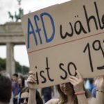 Das Foto dieser Anti-AfD-Demo in Berlin täuscht: Viele junge Wäh­le­r machten bei den Landtagswahlen in Bayern wie in Hessen bei der Alternative für Deutschland ihr Kreuz.