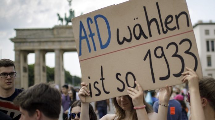 Das Foto dieser Anti-AfD-Demo in Berlin täuscht: Viele junge Wäh­le­r machten bei den Landtagswahlen in Bayern wie in Hessen bei der Alternative für Deutschland ihr Kreuz.