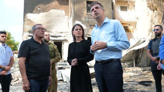 Annalena Baerbock mit dem israelischen Außenminister Cohen (r.) in Netivot, an dem drei Mitglieder einer Familie von der Hamas ermordet wurden.