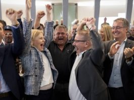 Die SVP feierte bei der Nationalratswahl am Sonntag in der Schweiz einen fulminanten Wahlsieg (Foto: Große Freude bei Volkspartei-Vertretern im Kanton St. Gallen).
