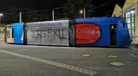 Der Waggon einer Straßenbahn in Nordhausen wurde jetzt mit einer öffentlichen Todesdrohung gegen den AfD-Oberbürgermeisterkandidaten Jörg Prophet verschandelt.
